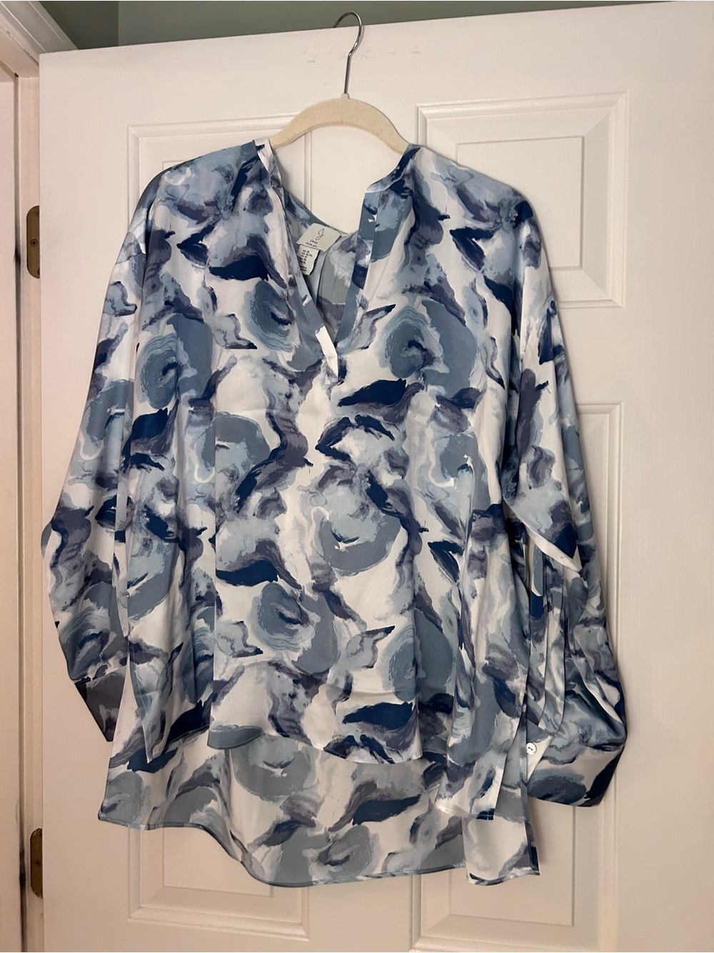 Joie Blue and White 100 % Silk Abstract-Print Casual V-neck Blouse.  XL.  NWOT